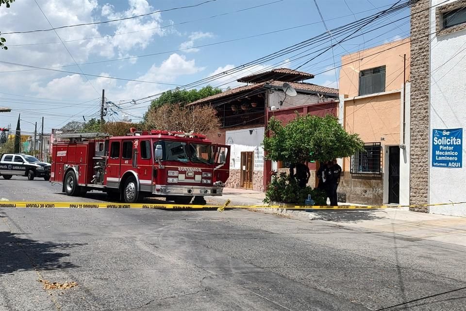 En incendios registrados con unos minutos de diferencia en domicilios distintos de Guadalajara, dos hombres perdieron la vida esta mañana.