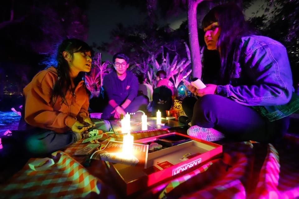 Alrededor de las 19:00 horas, cientos de capitalinos empezaron a llenar las zonas verdes del Jardín para instalar manteles o pequeños tapetes en el suelo y acomodar bocadillos.