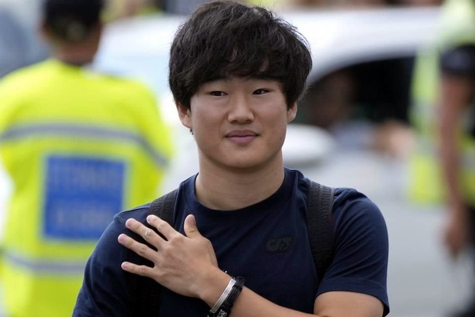 Yuki Tsunoda, piloto de AlphaTauri, podría ocupar el lugar de Checo Pérez en Red Bull en 2025.