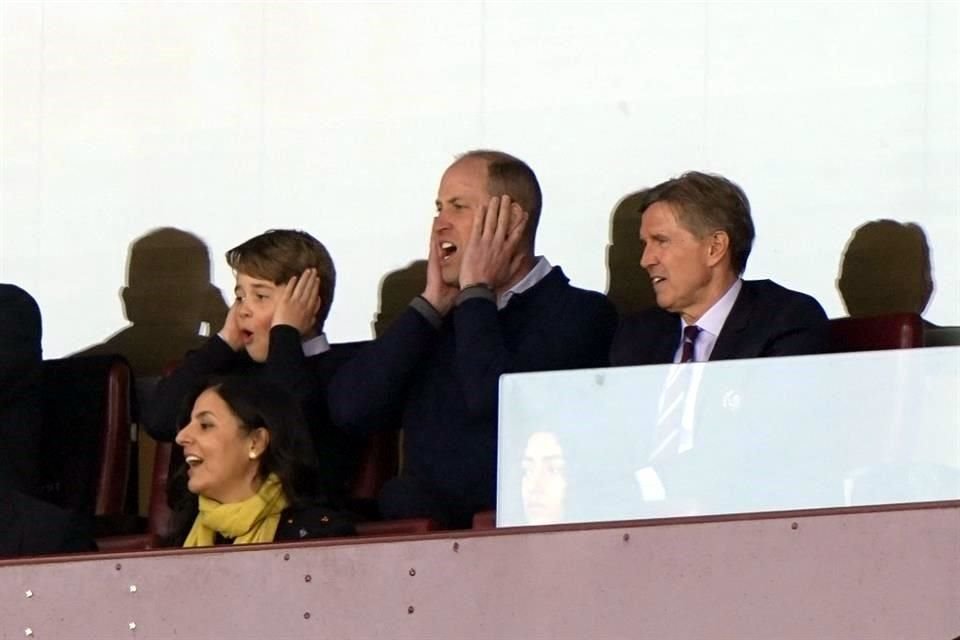El Príncipe Guillermo disfrutó de su equipo favorito Aston Villa junto  su primogénito el Príncipe Jorge, de 9 años.