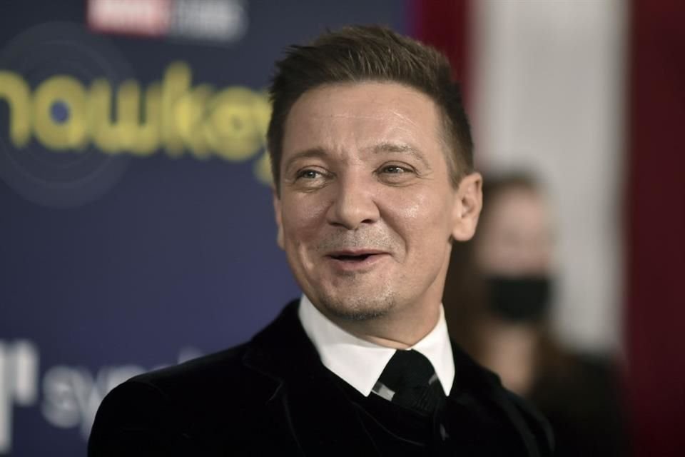 Tras su accidente, Jeremy Renner disfrutó de un paseo familiar en Six Flags Magic Mountain, donde fue visto sobre un scooter eléctrico.