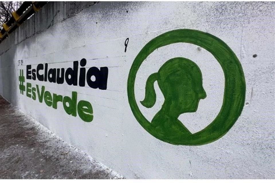 La Jefa de Gobierno, Claudia Sheinbaum, es promovida por bardas del Partido Verde, en la Avenida Parque Lira, en Miguel Hidalgo.