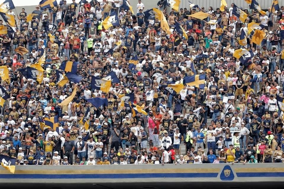 La hinchada universitaria terminó contenta tras la actuación de su equipo.