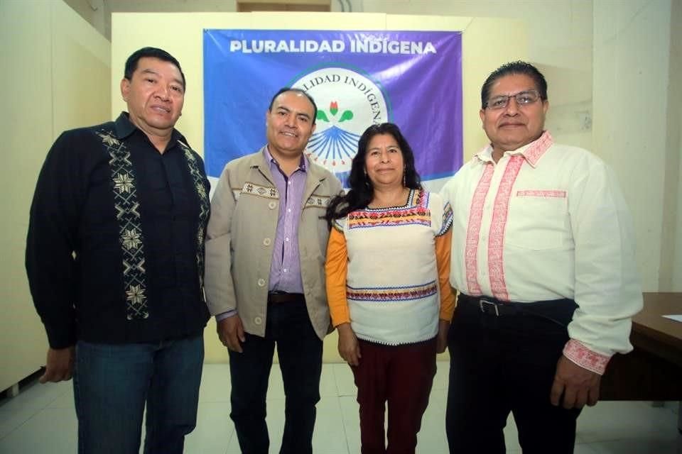 Agustín Girón, Adrián Antonio Díaz, Rosario Patricio y Martín Rodríguez, integrantes de la asociación Pluralidad Indígena, que promueve la publicación de autores en lenguas originarias.