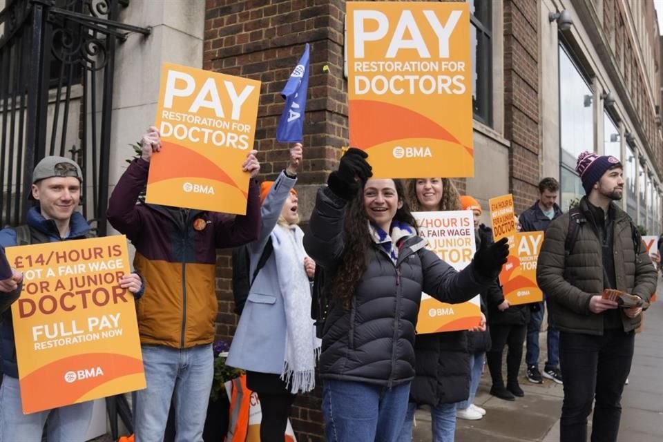 Doctores sostienen pancartas afuera del Hospital St Mary's en Londres, el 14 de marzo del 2023.