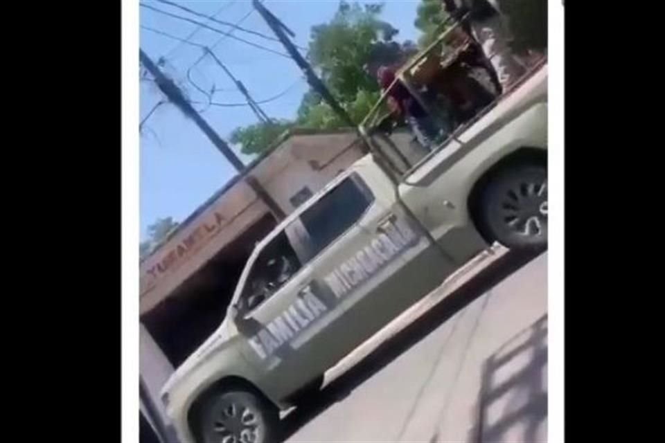 Los sicarios fueron captados en un video cuando circulaban en Tuzantla, Michoacán.