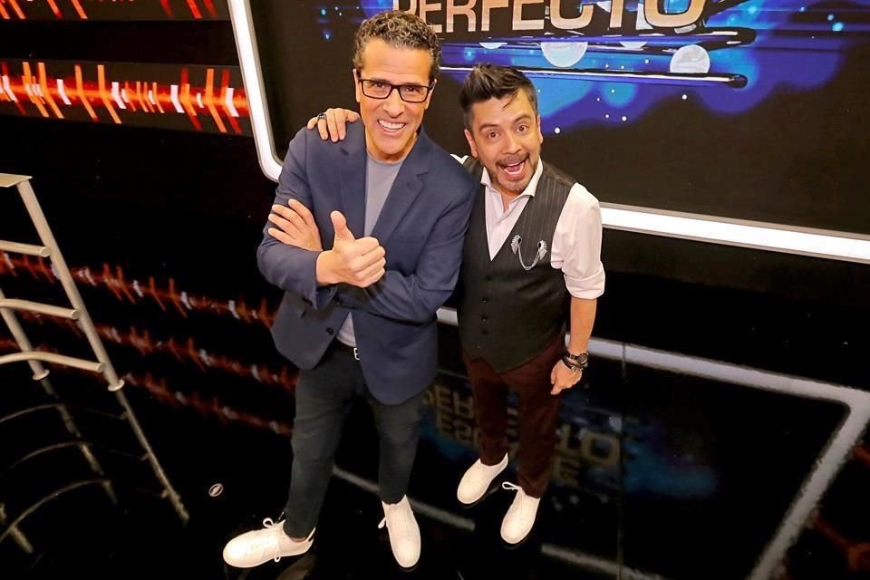 Marco Antonio Regil (izq.) y Carlos Espejel (der.) gozan ser los nuevos conductores de la séptima temporada del programa de concursos 'Escape Perfecto'.