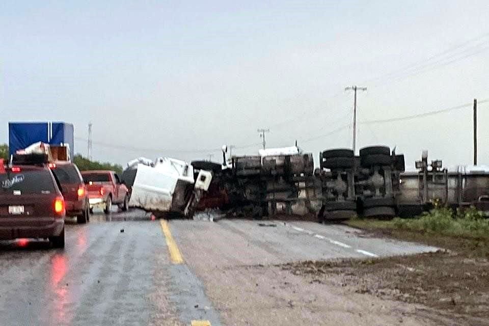 Elementos de la Guardia Nacional y Guardia Estatal arribaron al sitio del accidente para abanderar la circulación de los demás automóviles.