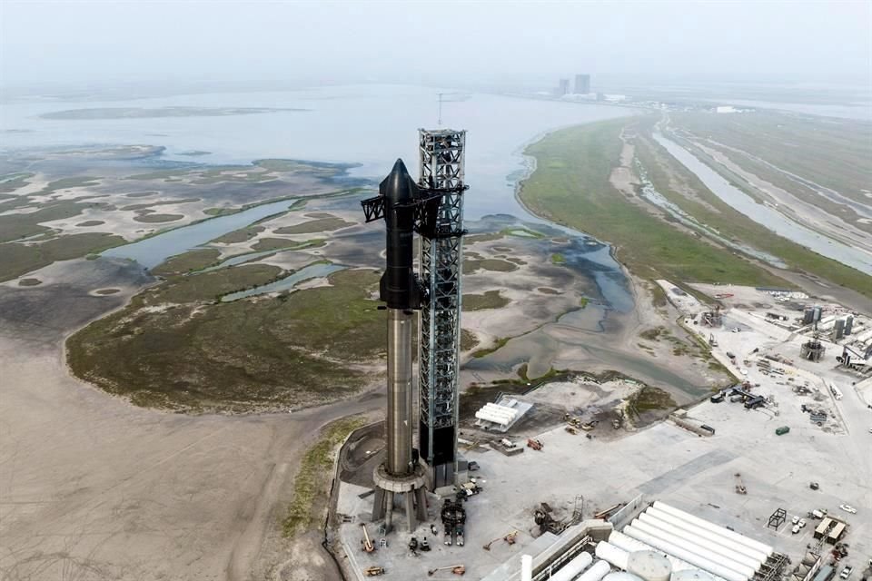 La nave Starship y su cohete Super Heavy, están en su base costera de Boca Chica, Brownsville.