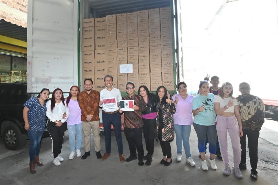 El cuarto de siete contenedores que recibirán con productos de cristalería de Indonesia.