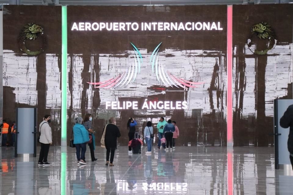Juan Carlos Machorro, especialista en el sector indicó que por decreto, se puede pretender que se reduzcan las operaciones, pero no se puede obligar a los pasajeros a utilizar un aeropuerto que no quieren utilizar.