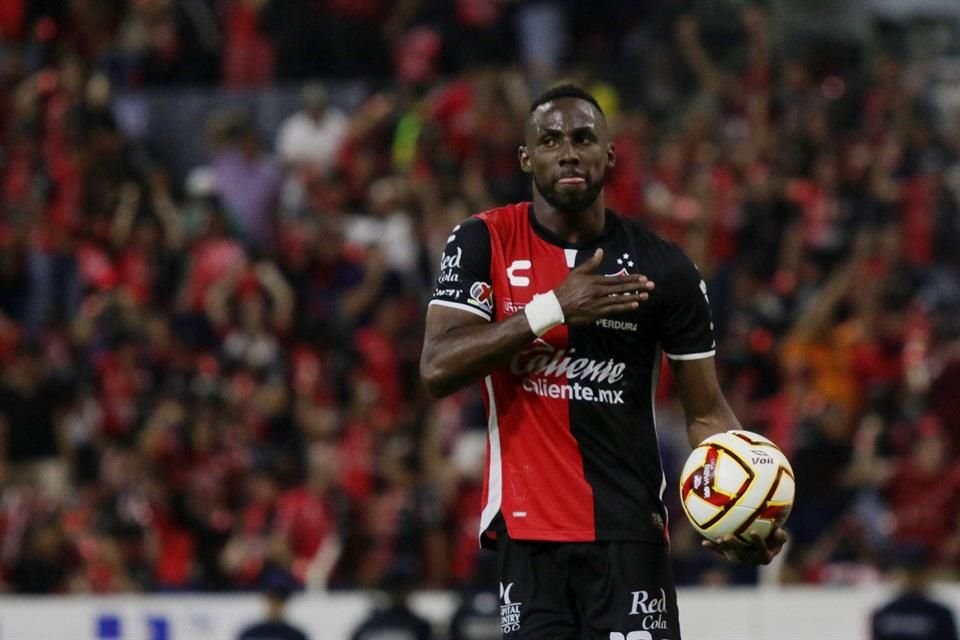 Julián Quiñones en el partido de Atlas y Chivas durante la Jornada 13 de la Liga Mx.