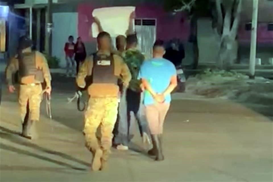 En redes sociales circulan videos en los que sujetos vestidos y armados como militares exhiben y golpean a varios hombres a los que acusan de robos.