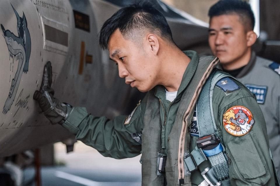 Un piloto de las fuerzas armadas taiwanesas usa una insignia no oficial que muestra a un oso negro golpeando a Winnie the Pooh.