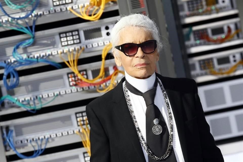 Diez diseñadores, como Donatella Versace y Thom Browne, homenajearán al diseñador Karl Lagerfeld en la Met Gala.