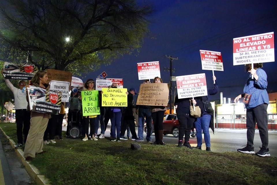 Unos 25 vecinos de Linda Vista se manifestaron en contra de la tala de los árboles de la Avenida Miguel Alemán.