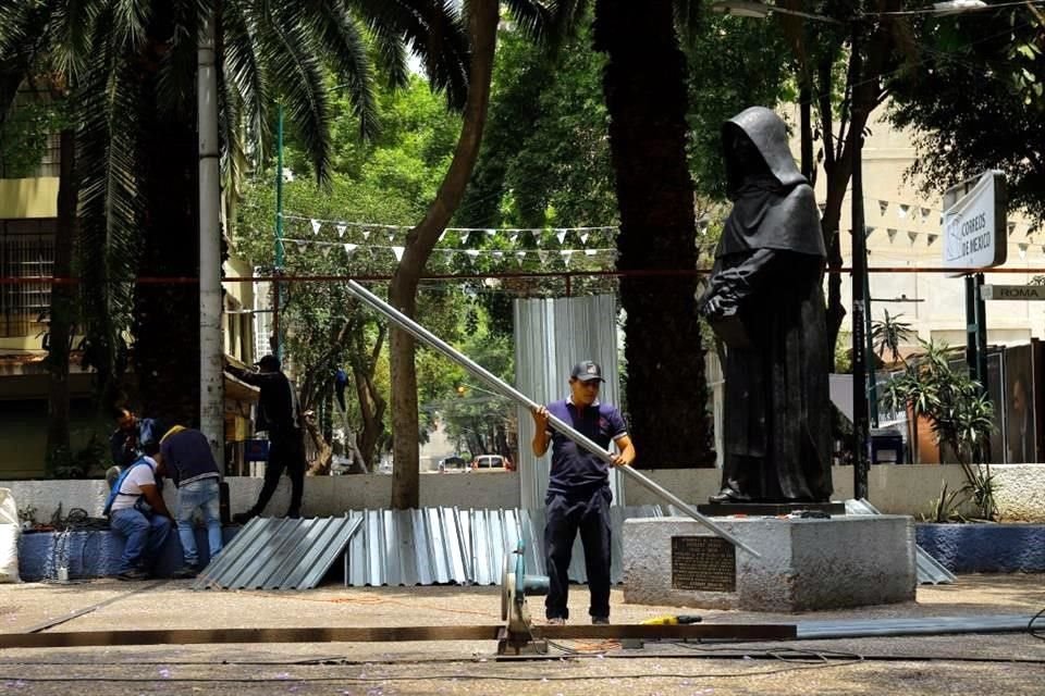 Trabajadores de la Alcaldía Cuauhtémoc, comienzan a cercar la Plaza Giordano Bruno, después del retiro de migrantes, para los trabajos de remodelación.