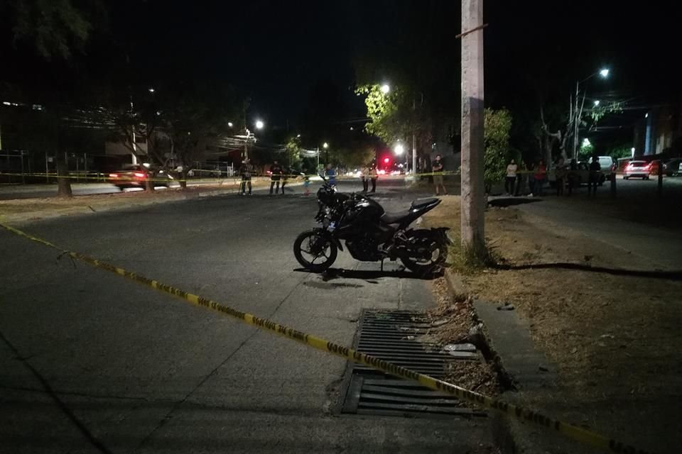 Un motociclista perdió la vida en la Avenida Tepeyac, en Zapopan, tras caer de su vehículo, en circunstancias que aún se investigan. El accidente genera caos vial en la zona.