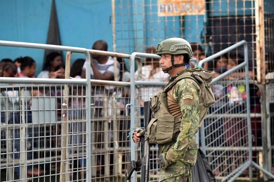 Seis presos fueron hallados sin vida colgados en sus celdas, en una cárcel de la ciudad costera de Guayaquil, Ecuador.