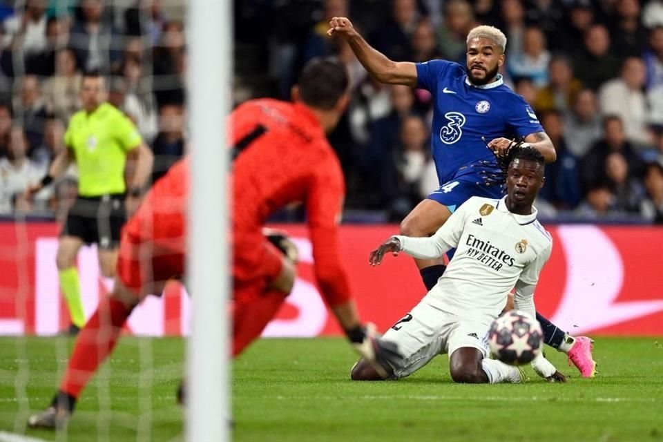 Eduardo Camavinga la pasó mal por la izquierda.