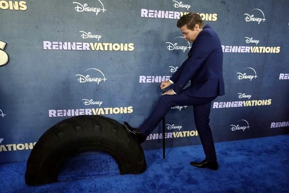 El actor Jeremy Renner reapareció en la alfombra roja de la serie 'Rennervations', que protagoniza, acompañado de un bastón.