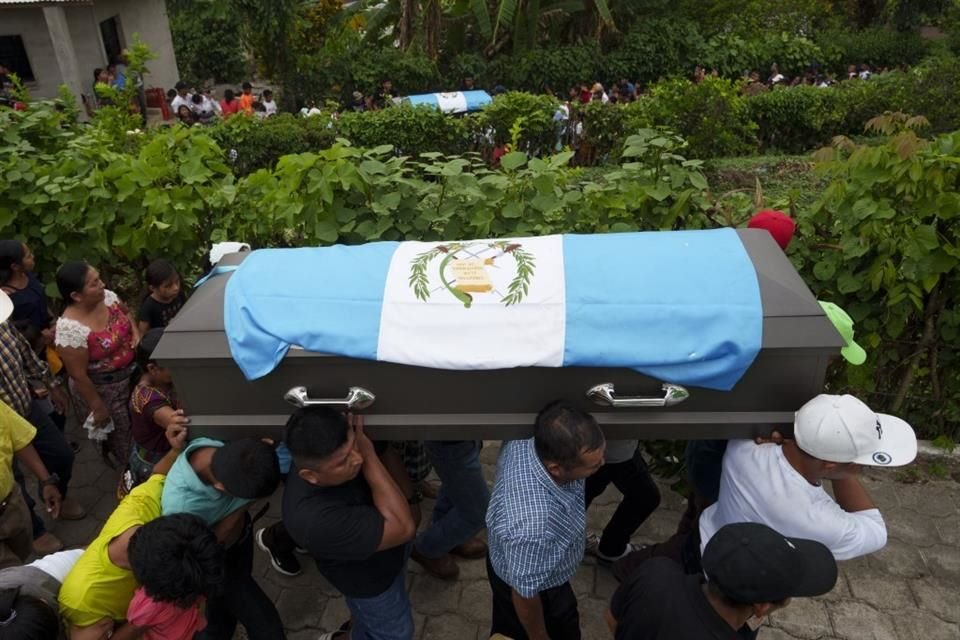 Migrantes guatemaltecos fueron enterrados en Chicacao, Guatemala, el 12 de abril del 2023.