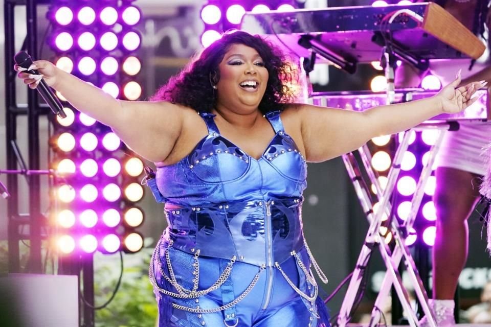 La cantante Lizzo dio consejos a un grupo de jóvenes para encontrar espacios seguros en redes sociales y para proteger su salud mental.