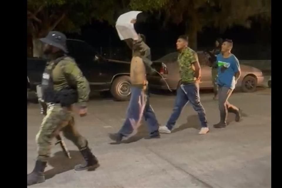 El pasado lunes, en Ocotlán, hombres con rifles de asalto y chalecos con las siglas CJNG (Cártel Jalisco Nueva Generación) hicieron 'desfilar' a hombres a quienes obligaron a declararse ladrones.