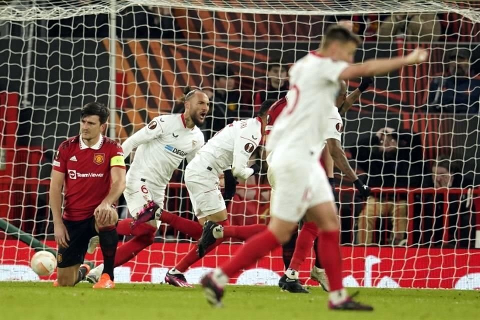 Youssef En-Nesyri corre para celebrar su gol, mientras Harry Maguire con rodilla en tierra lamenta su autogol.