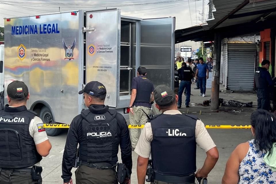 Escena del crimen donde tres guardias penitenciarias fueron asesinadas, afuera de una cárcel del puerto de Guayaquil.