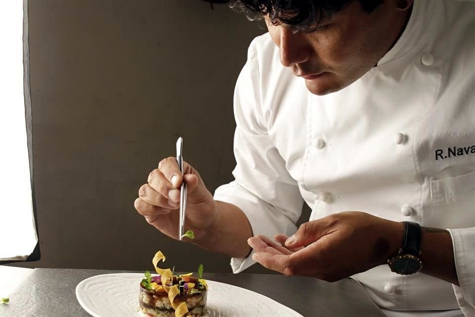 Antes de alcanzar las estrellas, Ramsés Navarro persiguió la ambición de convertirse en cirujano plástico y corrió por los campos mexiquenses de fútbol profesional.