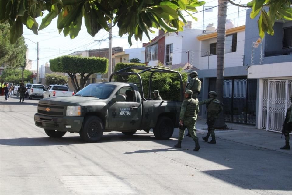 Miembros de la Secretaría de la Defensa Nacional y de la Fiscalía General de la República rodearon una casa en la Colonia Loma Bonita, de Zapopan, durante casi tres horas.