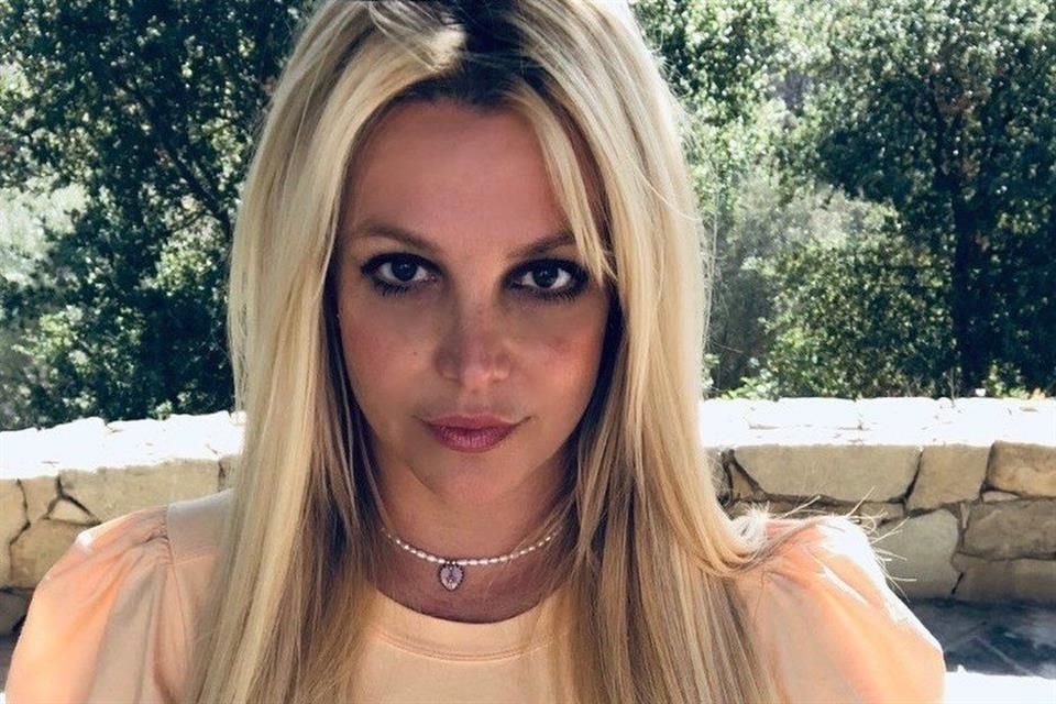 La cantante Britney Spears finalmente termin su libro de memorias, el cual han calificado como 'brutalmente honesto; saldr en otoo.
