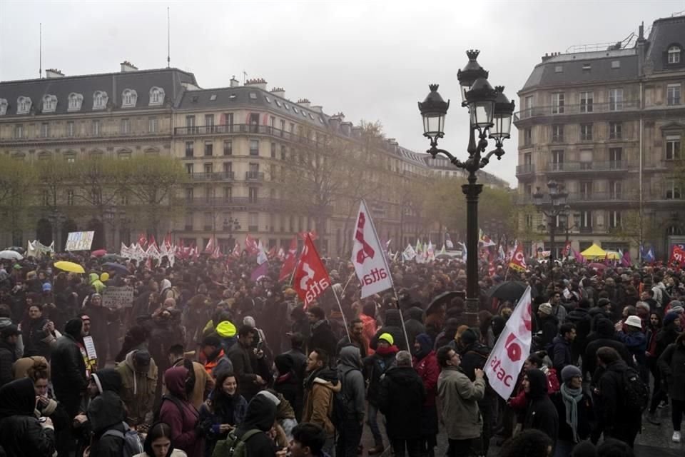 Los manifestantes se reúnen frente al ayuntamiento de París ante la decisión del Consejo Constitucional.