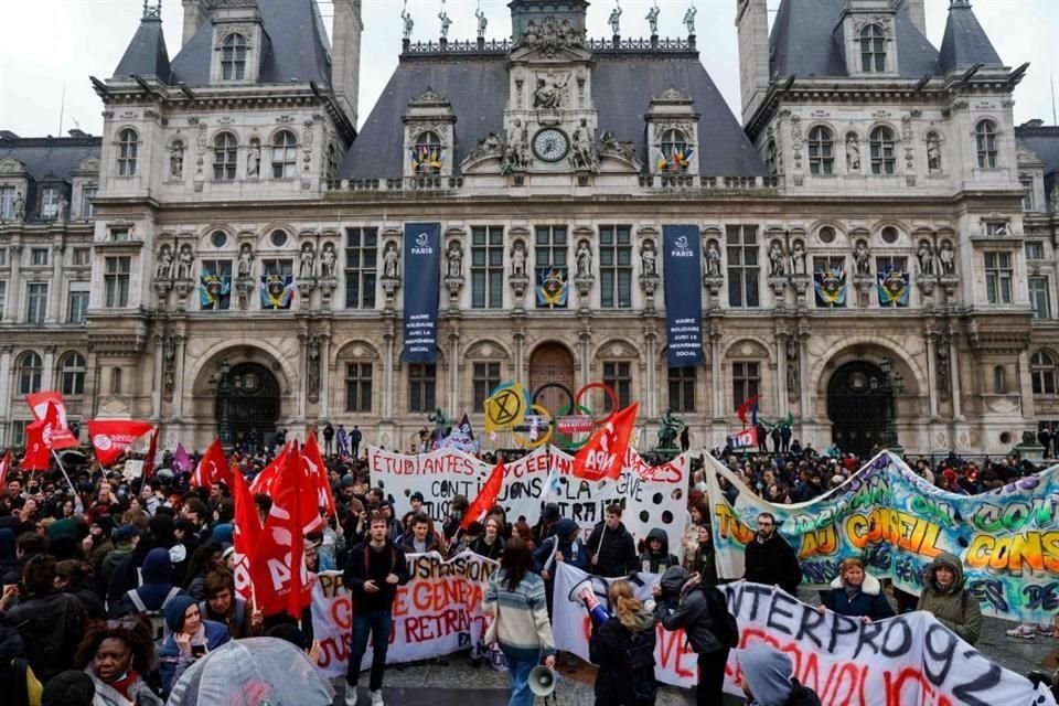 Manifestantes se reúnen frente al Hotel De Ville durante una manifestación después de que el tribunal aprobara los elementos clave de la impopular reforma.