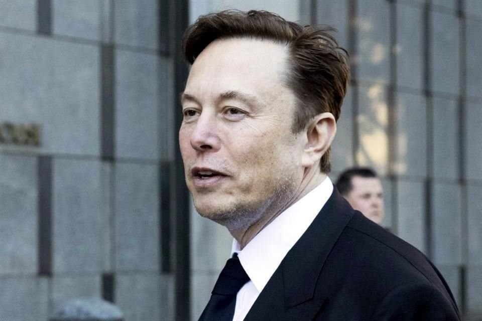 Elon Musk firmó una carta abierta en marzo pidiendo una pausa de seis meses en el desarrollo de la IA. Cuatro meses después, anunció su nueva empresa: xAI.