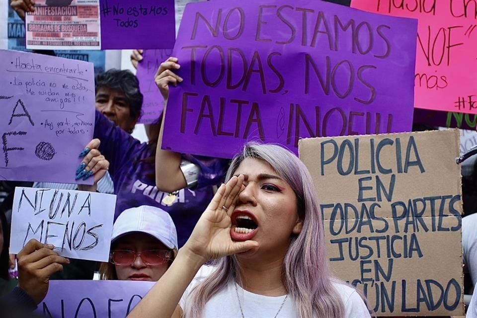 Amigos y familiares de la rapera Ana Arizbeth Soto se manifestaron en la FGJ para exigir su apoyo.