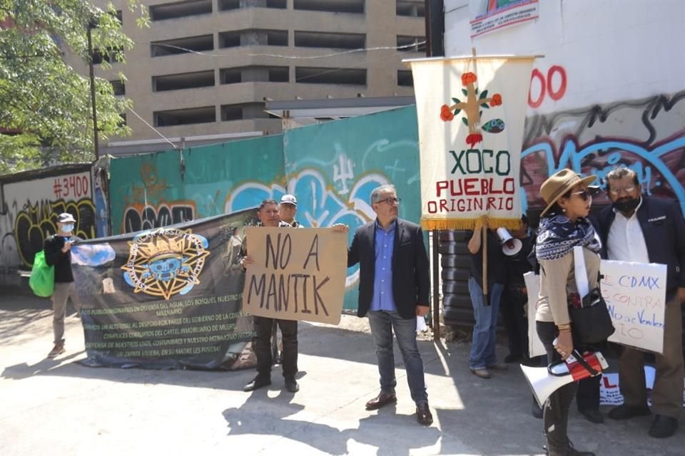 Vecinos se manifestaron en contra de la construcción ubicada en Periférico Sur número 3400.