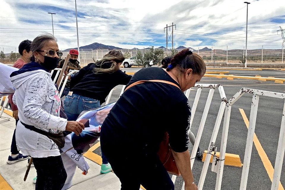 Familiares de personas desaparecidas esperaron molestos más de dos horas a AMLO en Fresnillo, Zacatecas, mientras portaban pancartas con fotografías e información sobre sus seres queridos. 