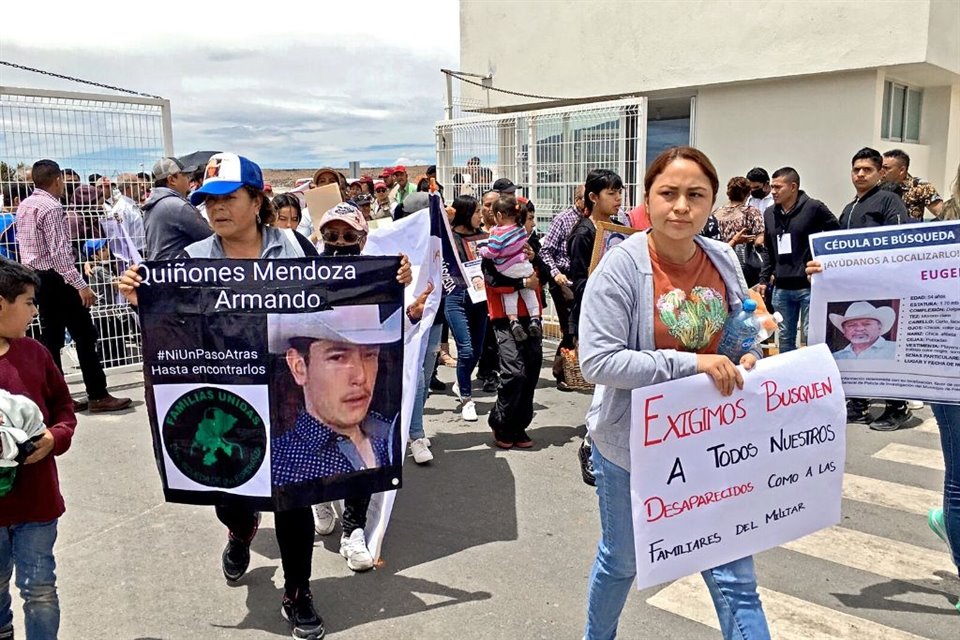 Familiares de personas desaparecidas esperaron molestos más de dos horas a AMLO en Fresnillo, Zacatecas, mientras portaban pancartas con fotografías e información sobre sus seres queridos. 