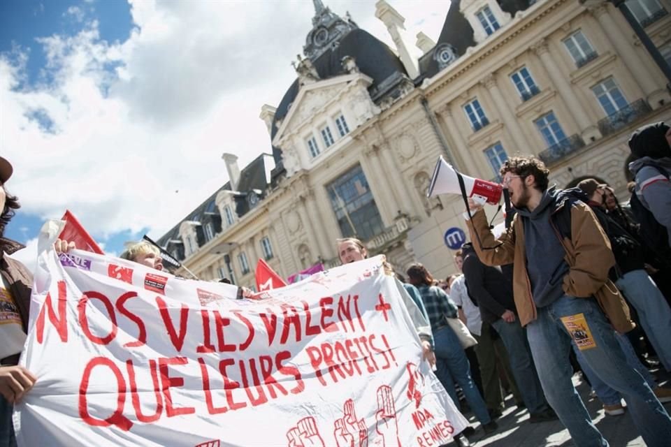 Manifestantes contra la ley de pensiones en Francia, horas después de que entró en vigor.