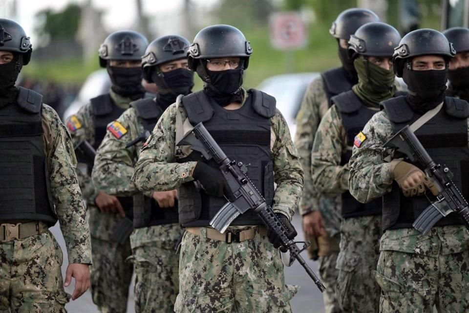 Militares custodian el exterior de la prisión Guayas 1 en Guayaquil, Ecuador.