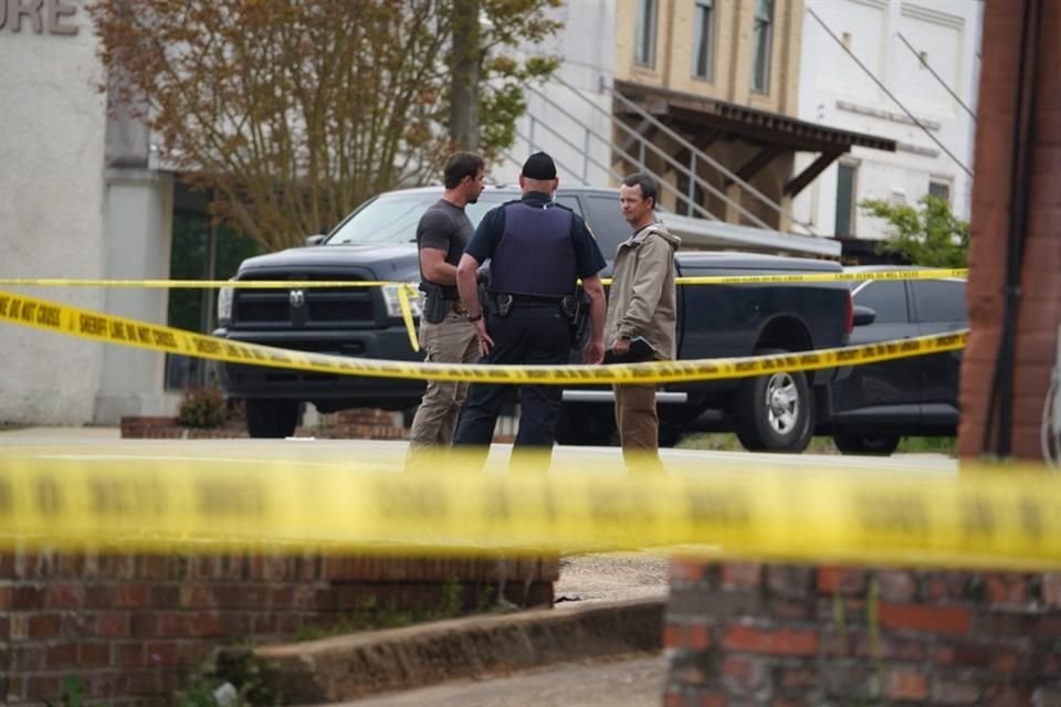 Cuatro personas murieron y varias resultaron heridas en un tiroteo ayer en la noche en Alabama.