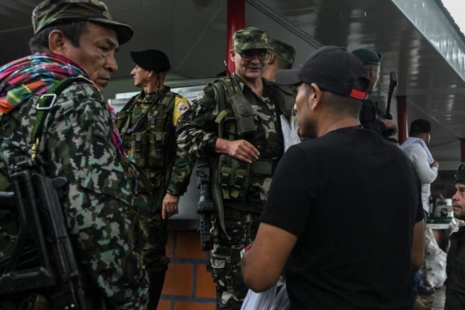 'Iván Mordisco' antes de una reunión con comunidades en San Vicente del Caguan, en Colombia.