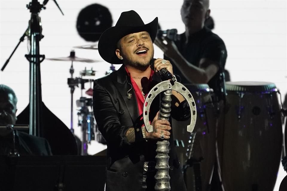 Christian Nodal agradeció el apoyo de sus fans y reaccionó contento a la noticia sobre la llegada de su bebé con Cazzu.