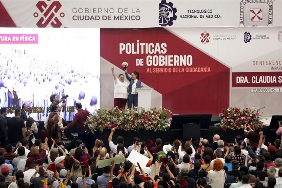 Claudia Sheinbaum tuvo un encuentro ante seguidores en el Gimnasio Nuevo León Unido.