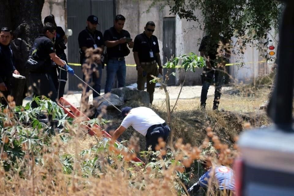 El cadáver de una persona fue encontrado en el interior de un canal de aguas negras que está cerca del Aeropuerto de Guadalajara.