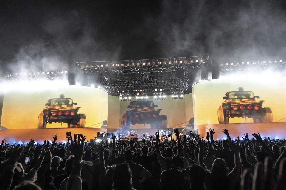 Una bailarina acróbata cayó desde lo alto de un escenario en Coachella; se desconoce su estado de salud.