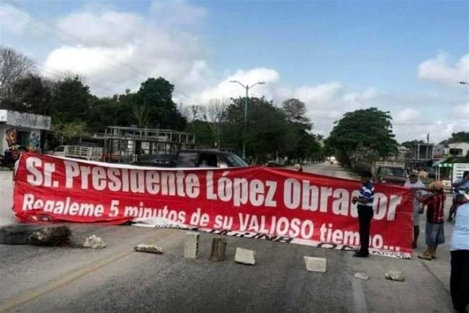 Los pobladores bloquearon la carretera en el sur de QR para exigir al Presidente AMLO no reubicar proyecto de paradero de Tren Maya.