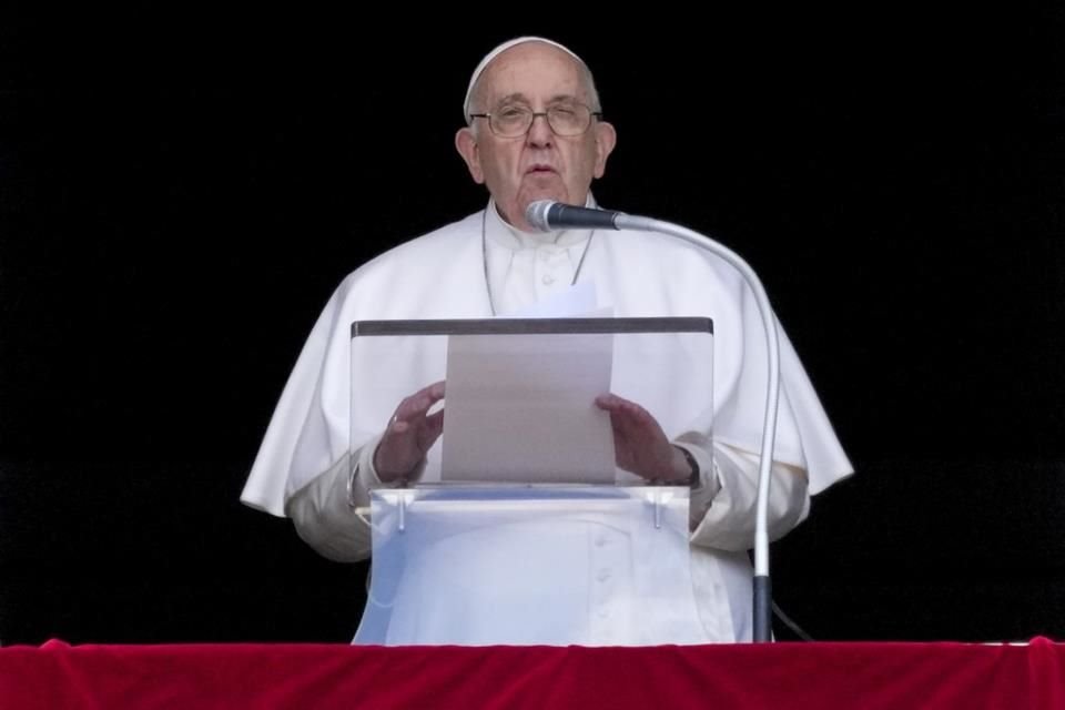 El papa Francisco ofrece un discurso mientras recita la plegaria de Regina Coeli desde la ventana de su estudio con vistas a la Plaza de San Pedro del Vaticano, el domingo 16 de abril de 2023.